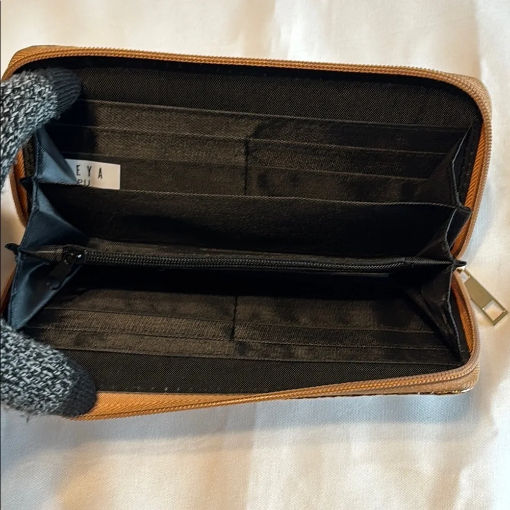BEYA Wallet EUC - Picture 4 of 11